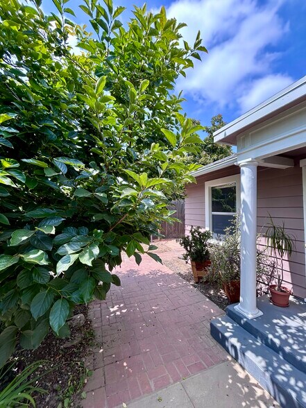 Outdoor - 1613 6th Ave