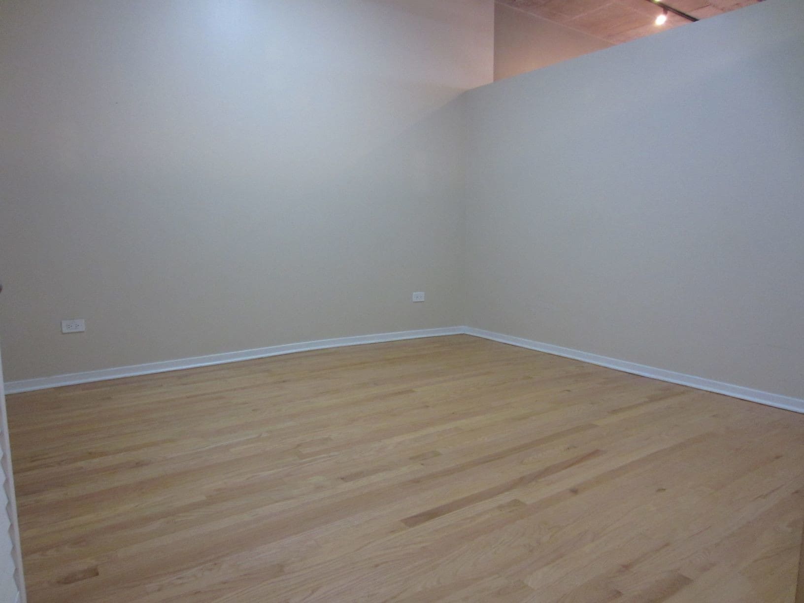 Building Photo - 933 W Van Buren St