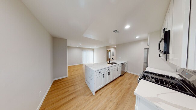 Building Photo - Newer Build 4BD/2BA!