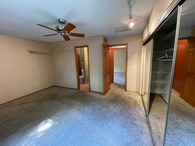 Building Photo - 5858 Red Cherry Ln