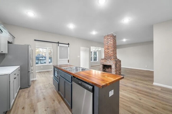 Building Photo - 828 Gracey Ave