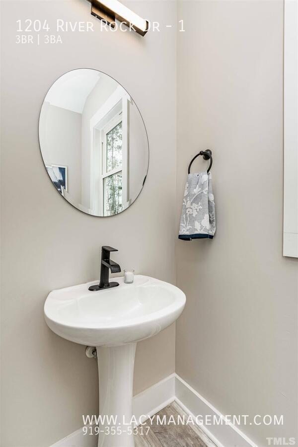 Building Photo - 1204 River Rock Dr