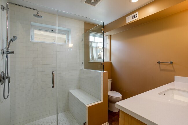 Building Photo - 818 Collier Dr