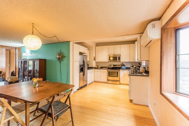 Building Photo - 3 bed/2 bath house in Oak Grove/Milwaukie- Available Now !