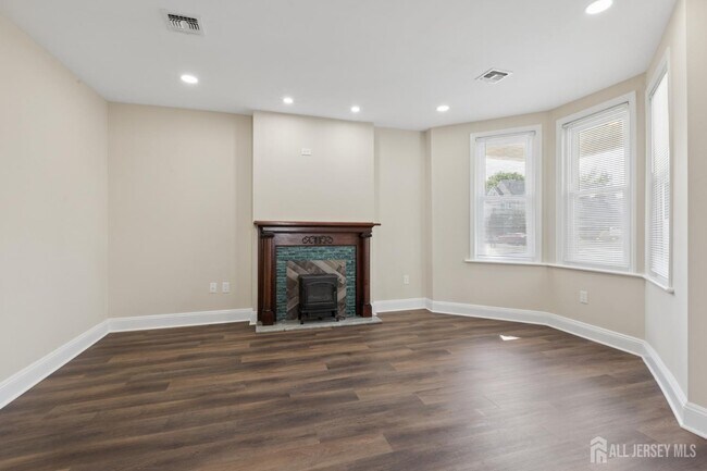 Building Photo - 327 Main St