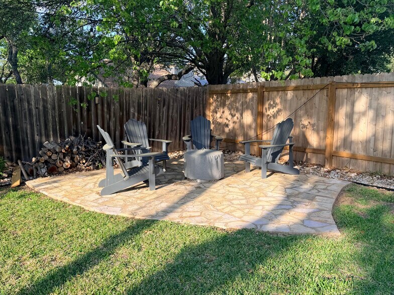 Building Photo - 8516 Hillrock Dr