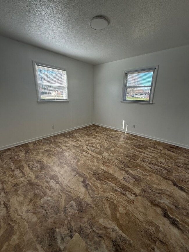 Building Photo - 104-104 N Birchwood Dr