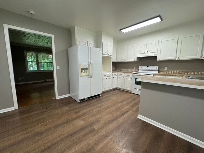 Building Photo - 4 bedroom, 1-1/2 bathroom House in West Rome!