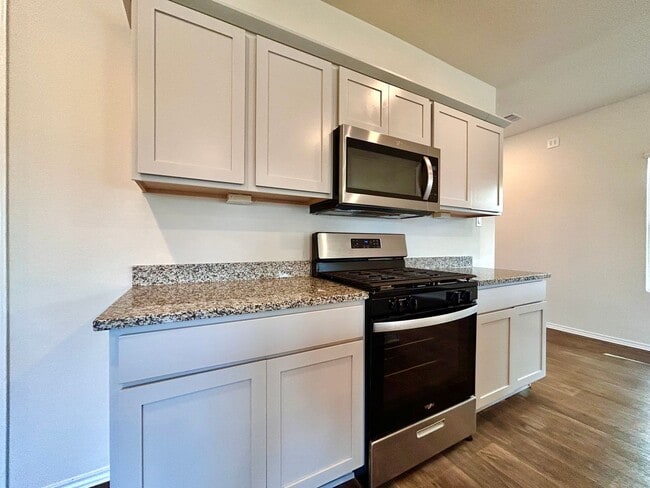 Building Photo - 221 Granary Dr