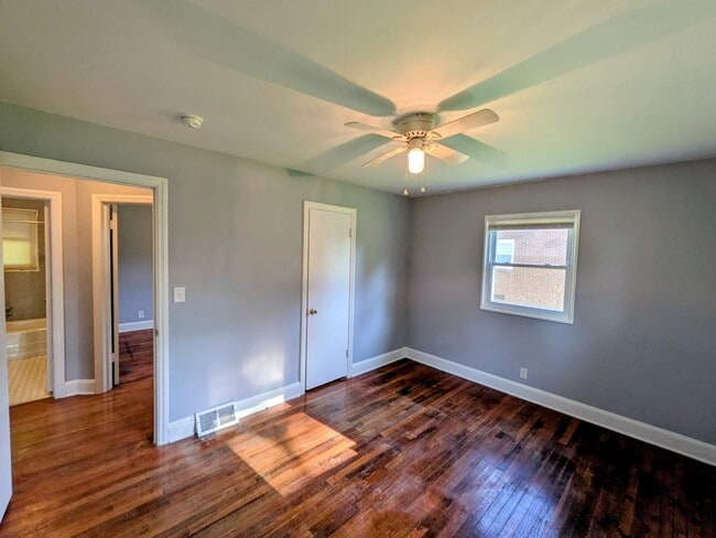 Building Photo - 605 Oakhurst St