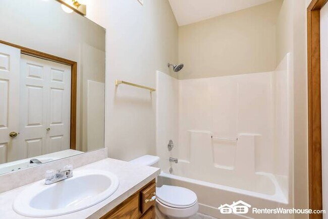Building Photo - 3 Bed 2.5 Bath In Raymore!  Available 7/1!