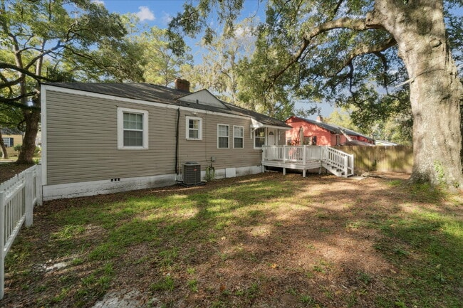Building Photo - Charming Midtown Home – Updated and Move-I...