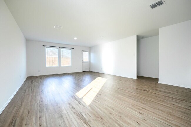 Building Photo - Well-Maintained Home in Princeton – Comfortable Living in a Growing Area