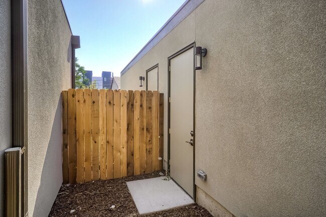 Building Photo - 3 bedroom / 3.5 bath Townhome + 2 Large Flex Spaces & Spacious Roof Top Deck!