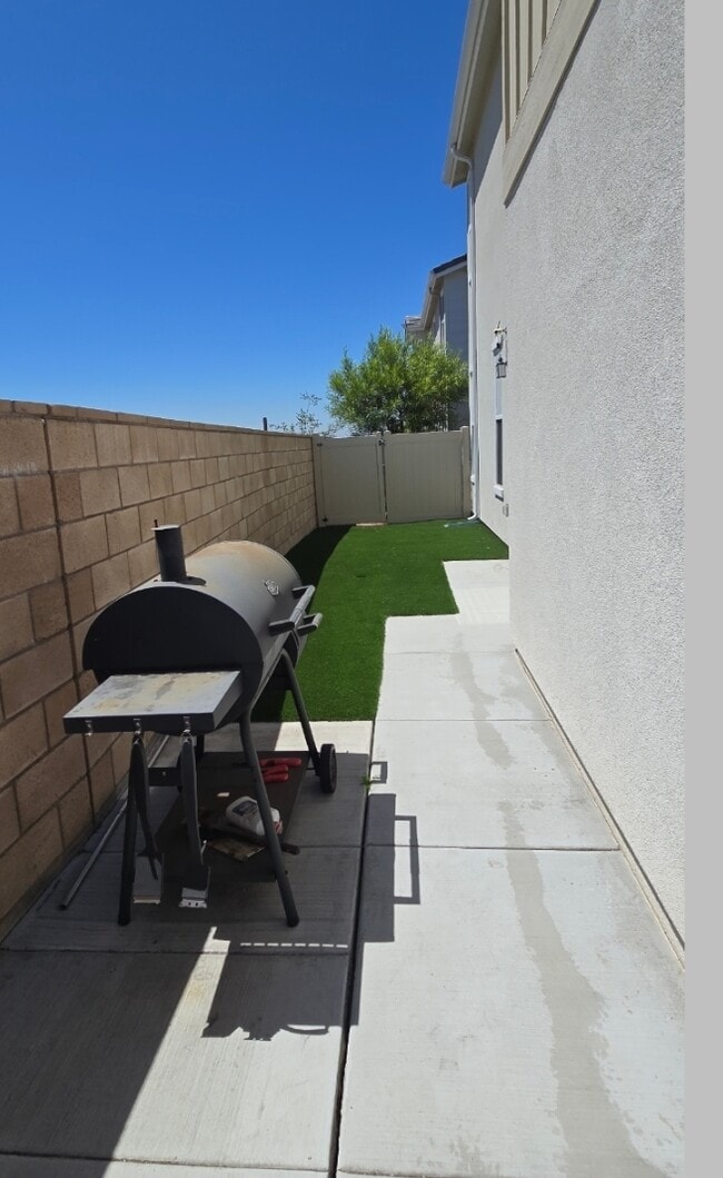 Building Photo - 2608 Nanza St