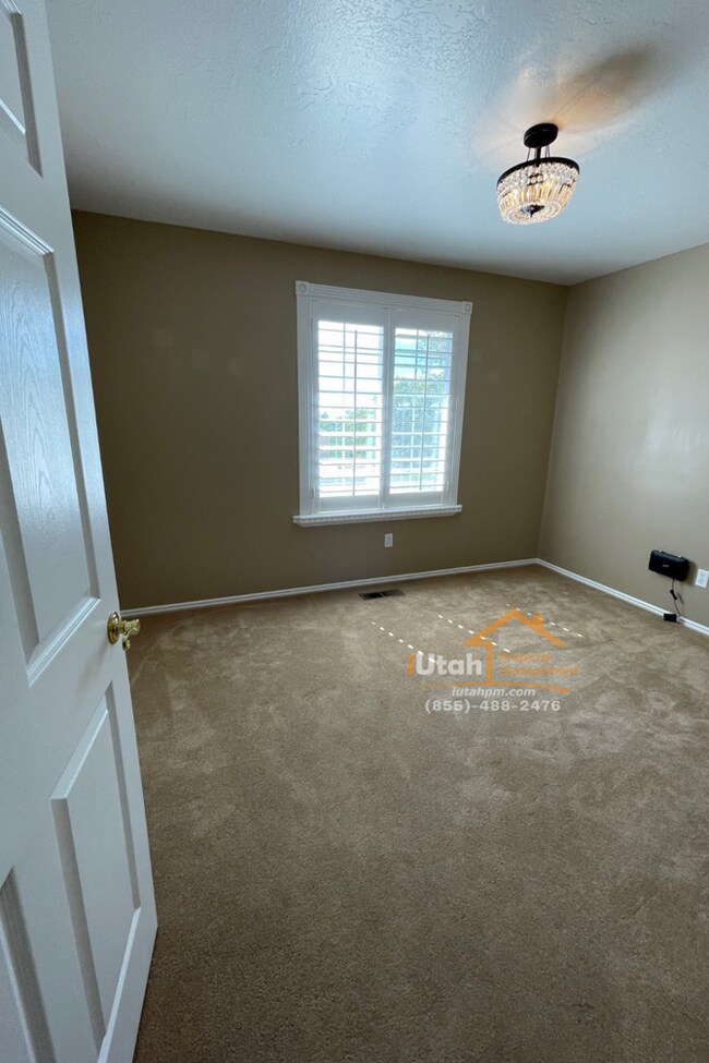 Building Photo - East Layton 6 Bdrm 3 Bth 2 car garage home.