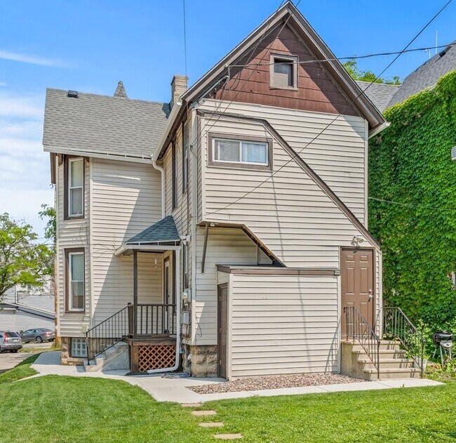 Building Photo - 2619 S Lenox St