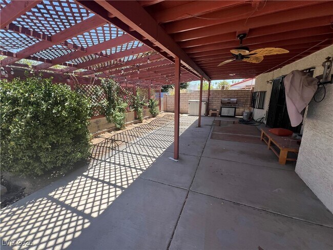 Building Photo - 5242 Dickens Dr