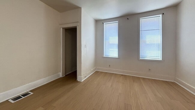 Building Photo - Charming 3-Bed Port Richmond Row Home