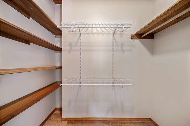 Building Photo - 358 Bridgeview Dr
