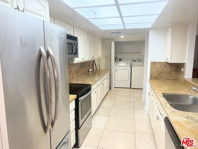 Building Photo - 10660 Wilshire Blvd