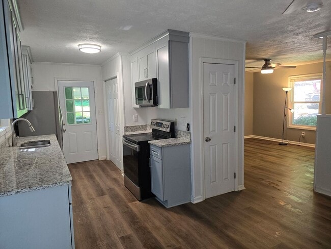 Building Photo - Renovated 3 bed 1.5 bath home located in M...