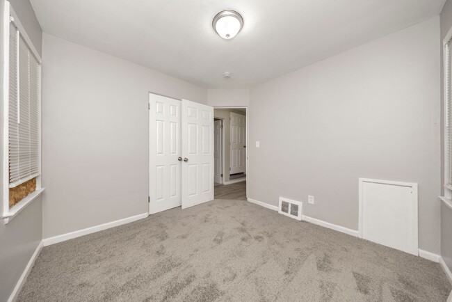 Building Photo - 3 bedroom newly renovated $1250