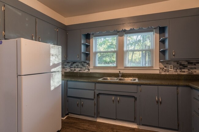 Building Photo - G TEAM - FOR LEASE - Quaint, Private Farmhouse