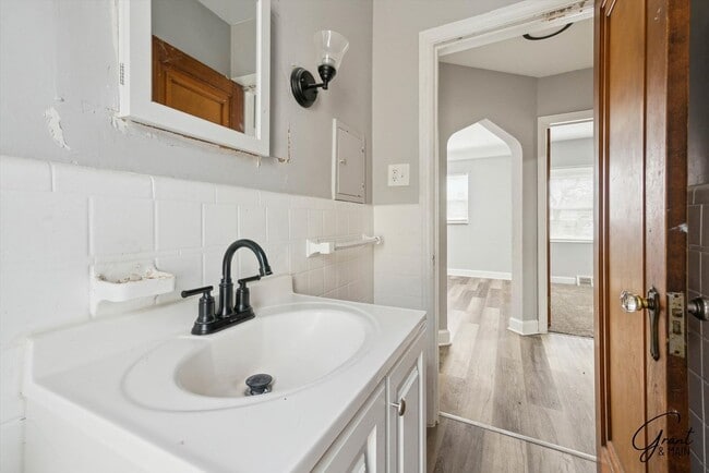 Building Photo - 3 bedroom bungalow $1500