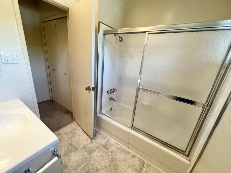 Building Photo - 3510 Clarington Ave