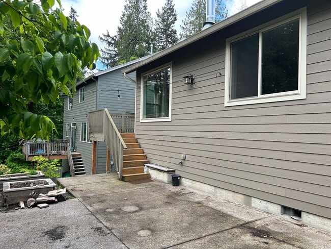 Building Photo - One Level and Backs To Greenspace