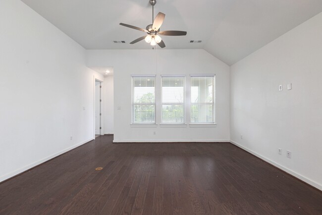 Building Photo - 124 Rosebush Dr