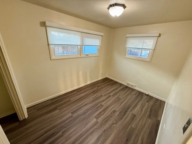 Building Photo - 3 Bedroom, 2 Bathroom WITH a Move in Special!