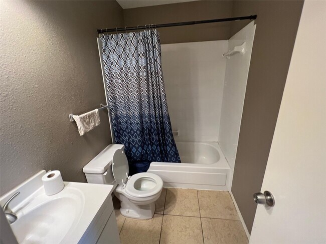 Building Photo - 84 W Park West Dr