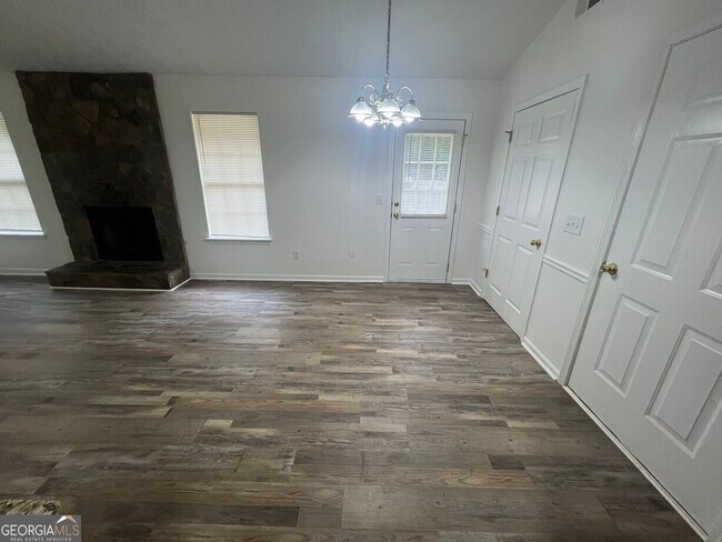 Building Photo - 545 E Country Woods Dr