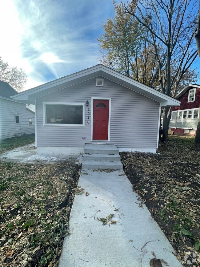 Building Photo - Updated 2 Bedroom with Large Back Yard