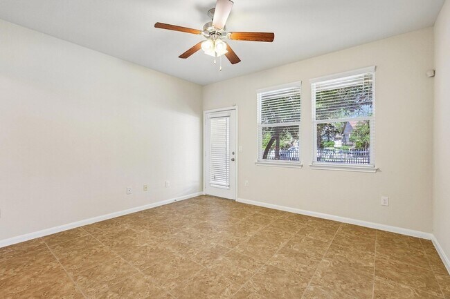Building Photo - 711 Rolling Oak Dr