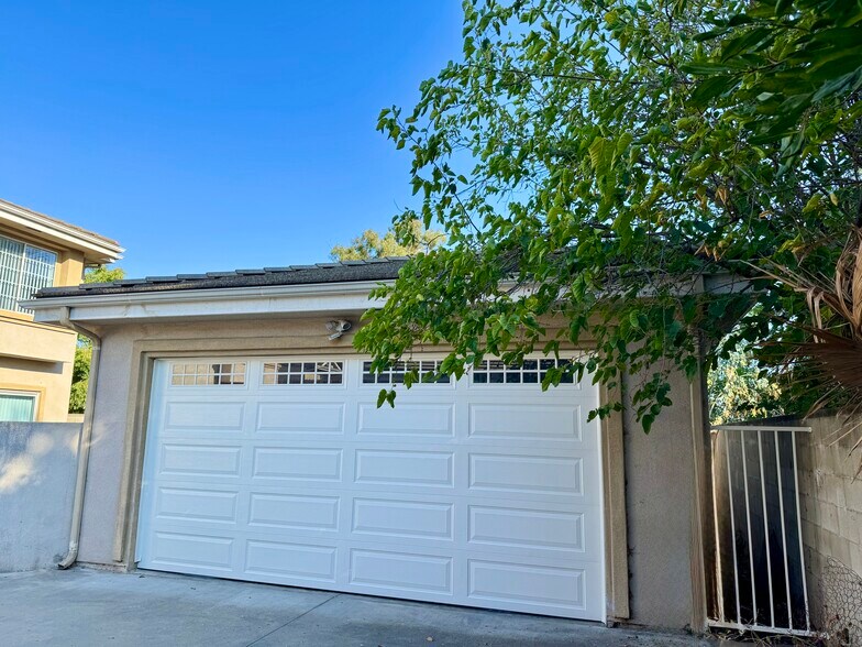 2 car garage - 27 Hampton Ct