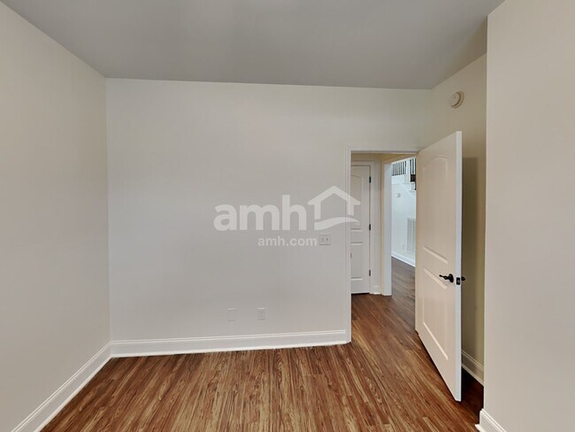 Building Photo - 107 Buster St