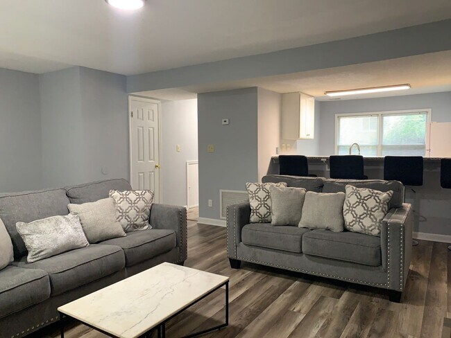 Building Photo - Renovated Townhome Near UNC, Downtown, fle...