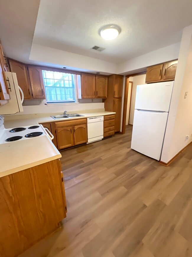 Building Photo - 10207 E 63rd Ter