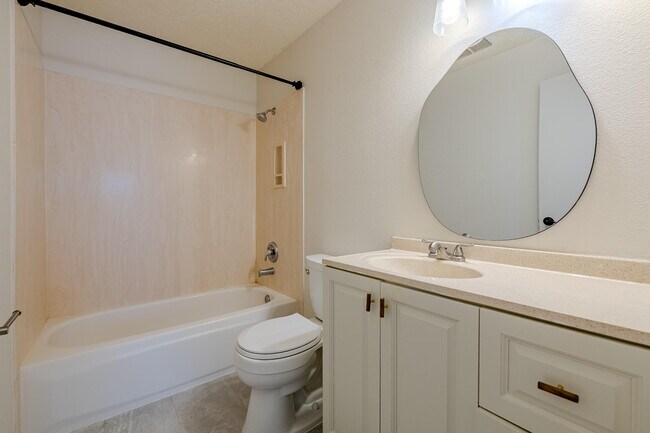 Building Photo - 4031 Cresta Park Ave NW