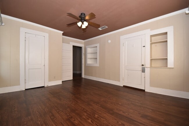 Building Photo - Large Centrally Located Home