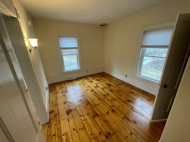 Building Photo - 3 Meetinghouse Hill Rd
