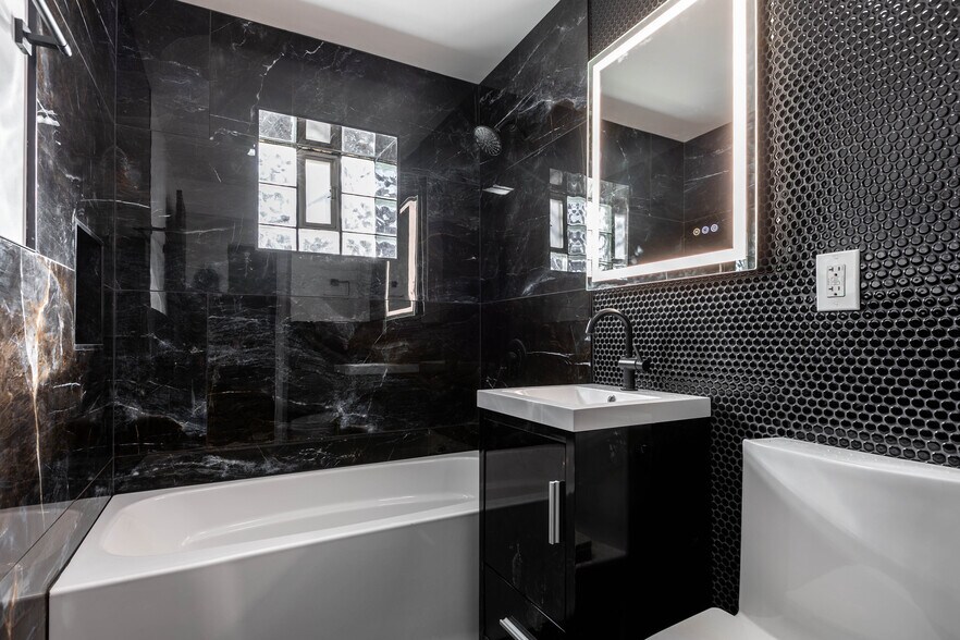 Building Photo - 3138 W Schubert Ave