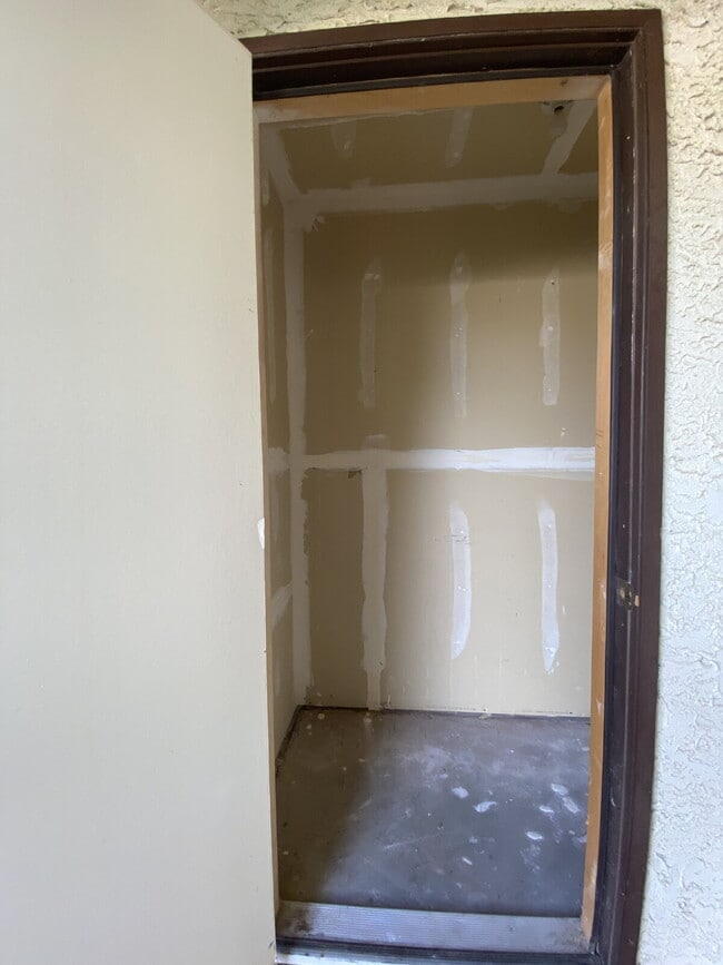 Building Photo - 1BR/1Bath Condo w/Single Car Garage