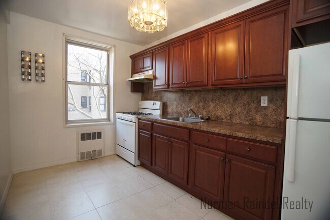 Building Photo - 1745 E 12th St