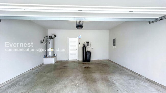 Building Photo - 5 Bed / 2 Bath Home with Fenced Yard & Garage / Pet-Friendly / Vouchers Accepted / Available Now!...