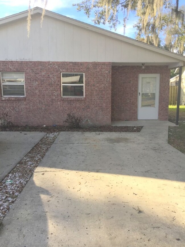 Primary Photo - Two bedroom 1 bath duplex close to Downtow...