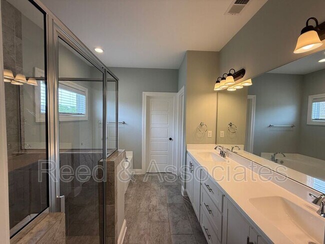 Building Photo - 3261 Vineyard Dr S